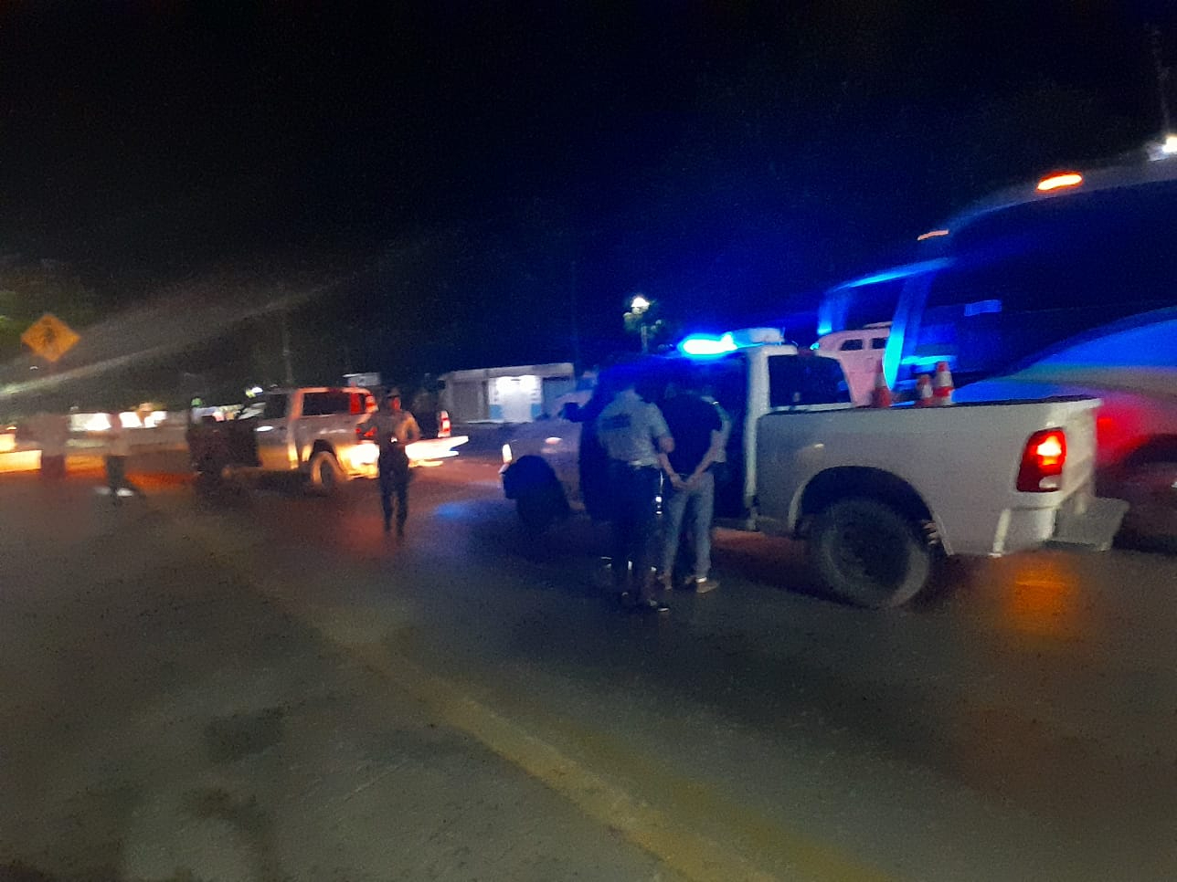 Elementos de la Guardia Nacional detuvieron a un joven en motocicleta negra sin placa en la avenida Solidaridad.
