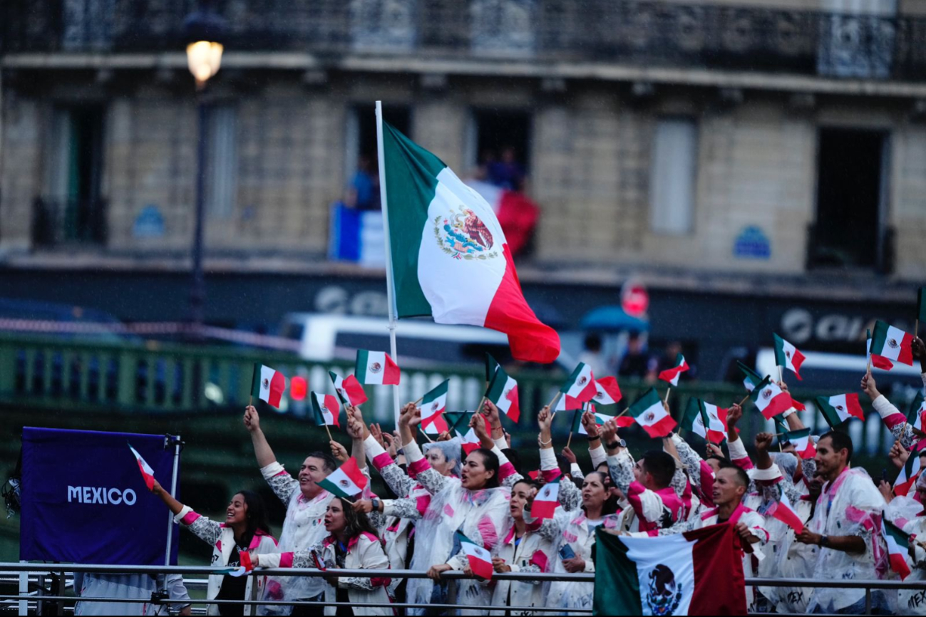La delegación mexicana se hizo presente en el río Sena con mucho ambiente La delegación mexicana se hizo presente en el río Sena con mucho ambiente