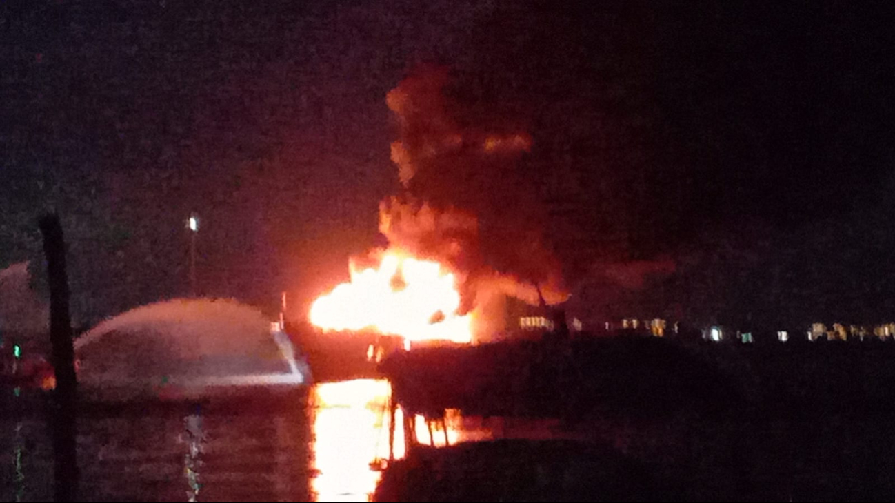 Incendio en yate de Islas Mujeres Incendio en yate de Islas Mujeres