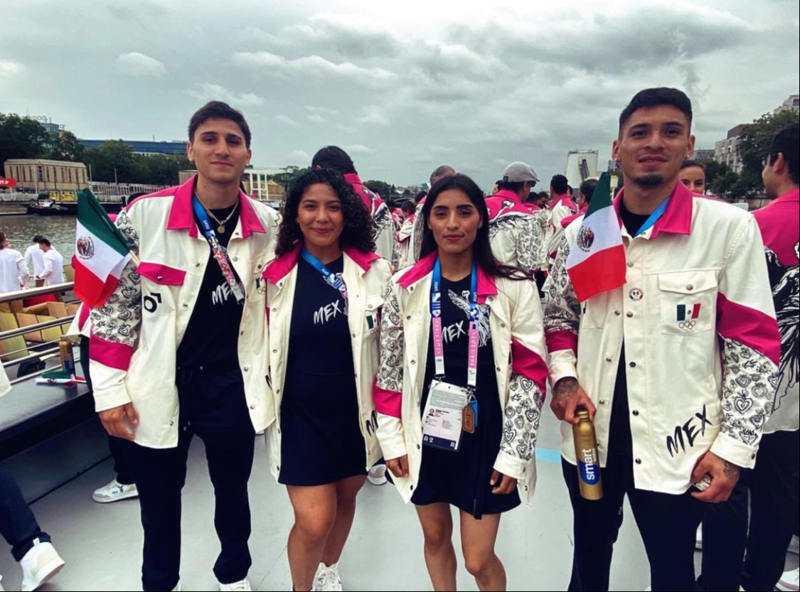 Un total de 106 atletas mexicanos participaron en el desfile en pleno río Sena Un total de 106 atletas mexicanos participaron en el desfile en pleno río Sena