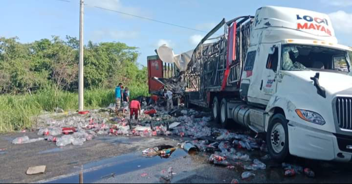 Rapiñan refresco de camión volcado en Seybaplaya  