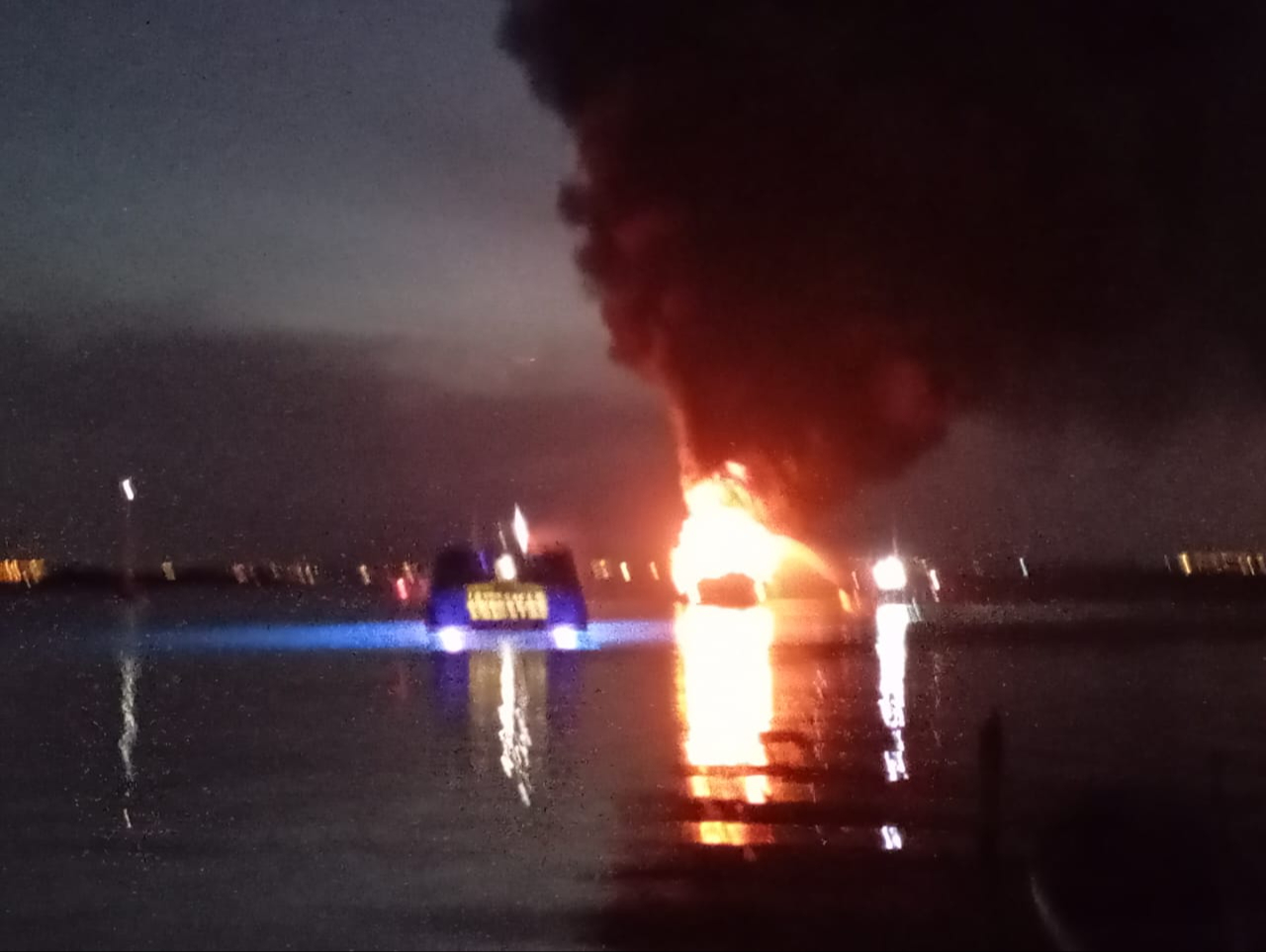 Se incendió un yate extranjero  en Islas Mujeres; reportan daño total 