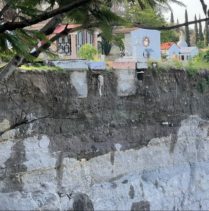 Vecinos expresaron preocupación por los continuos derrumbes y pérdidas humanas previas, instando a las autoridades a realizar obras de protección. Vecinos expresaron preocupación por los continuos derrumbes y pérdidas humanas previas, instando a las autoridades a realizar obras de protección.