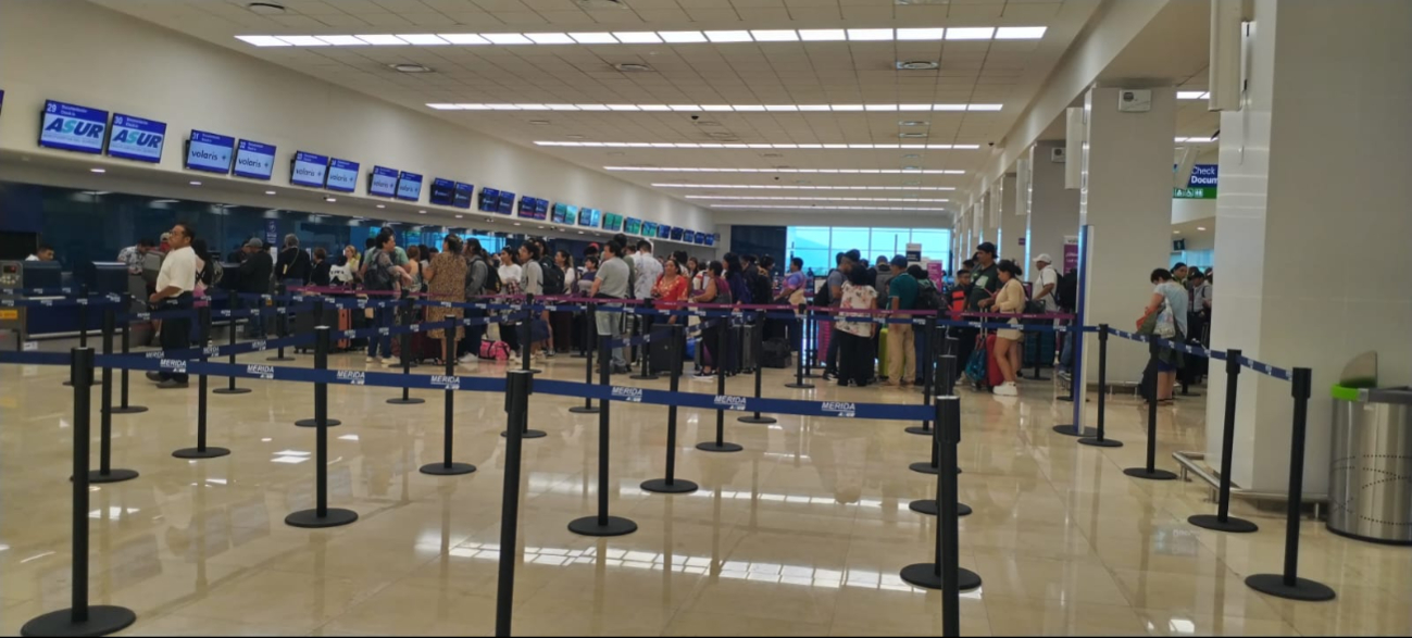 Hay largas filas en los mostradores de las aerolíneas Hay largas filas en los mostradores de las aerolíneas