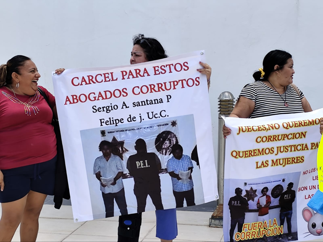 Los quejosos pidieron que se les devuelvan los embargos y sus casas que les quitaron. Los quejosos pidieron que se les devuelvan los embargos y sus casas que les quitaron.