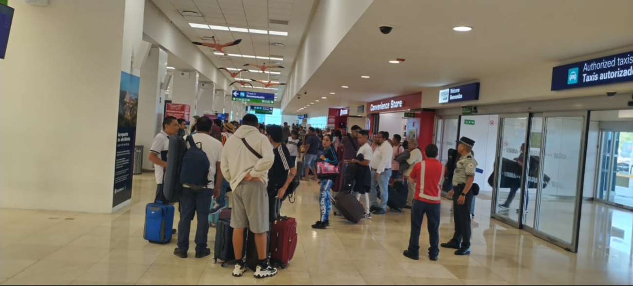 Pasajeros esperan que se reanuden sus vuelos Pasajeros esperan que se reanuden sus vuelos