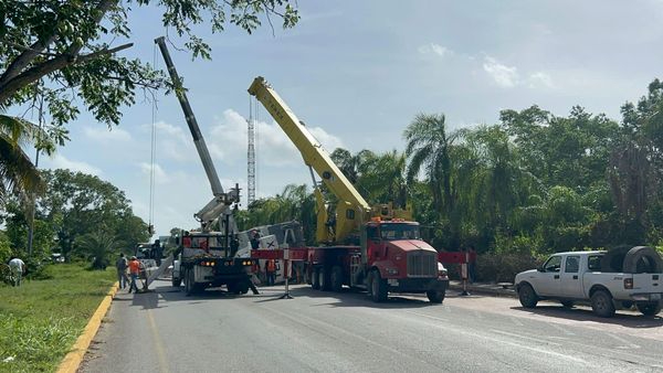 Se realizaron maniobras para retirar la grúa de la carretera Se realizaron maniobras para retirar la grúa de la carretera