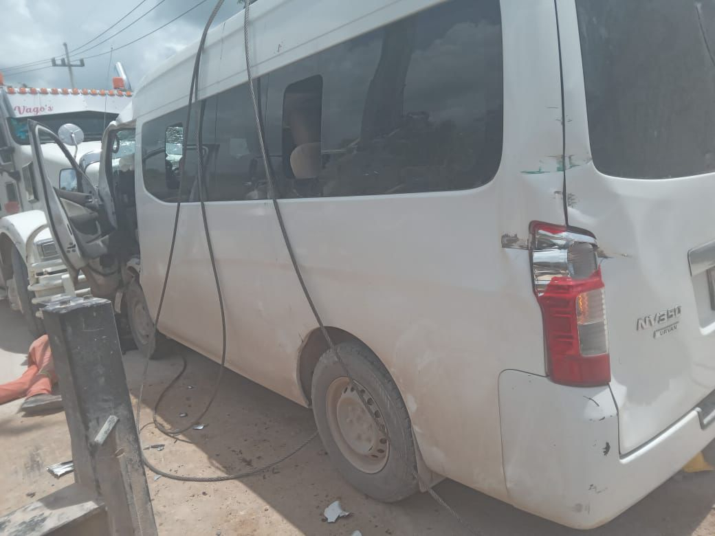 Trabajadores del Tren Maya resultan lesionados tras accidente entre van y maquinaria pesada / Especial Trabajadores del Tren Maya resultan lesionados tras accidente entre van y maquinaria pesada / Especial