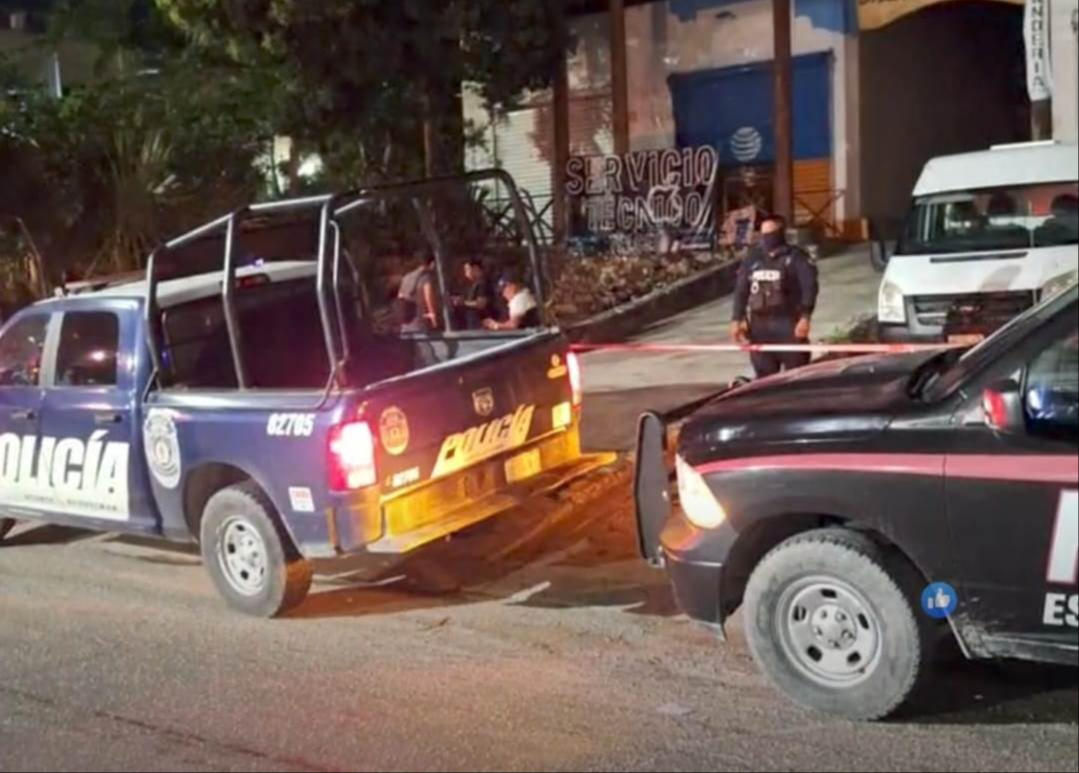 Encuentran un cuerpo con una manta con amenazas en una plaza de Tulum