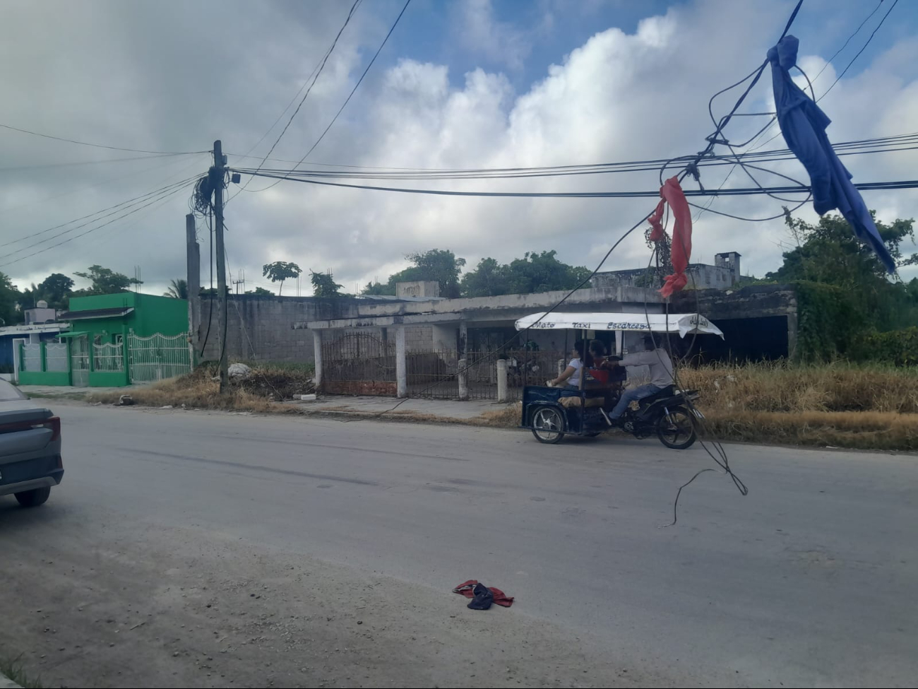 Vecinos de Escárcega exigen a Telmex retirar cable colgado a media calle Vecinos de Escárcega exigen a Telmex retirar cable colgado a media calle