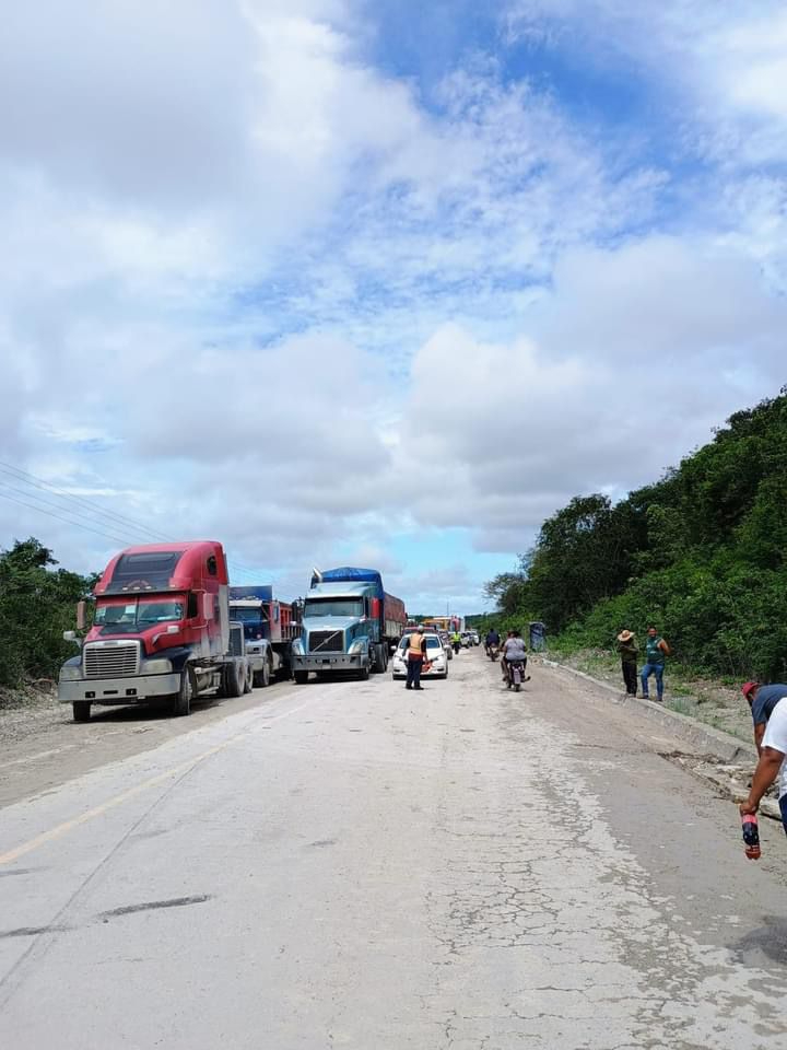 El accidente ocasionó una larga fila de automóviles El accidente ocasionó una larga fila de automóviles