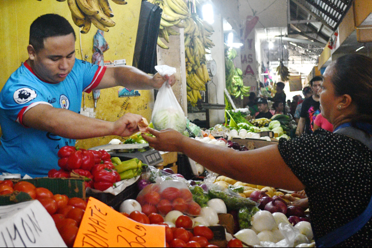 Ciudadanos están pendientes de las redes sociales ante el alza de alimentos, combustibles, bienes y servicios Ciudadanos están pendientes de las redes sociales ante el alza de alimentos, combustibles, bienes y servicios