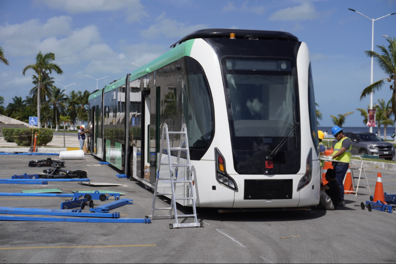 El ensamblaje y montaje del Tren Ligero continúa en el estacionamiento del Centro de Convenciones y Exposiciones Campeche XXI El ensamblaje y montaje del Tren Ligero continúa en el estacionamiento del Centro de Convenciones y Exposiciones Campeche XXI