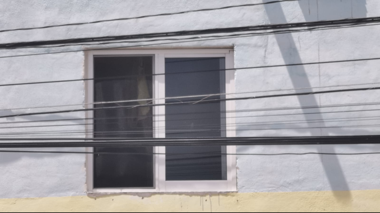 El hombre se encontraba colgado con una soga de la ventana El hombre se encontraba colgado con una soga de la ventana