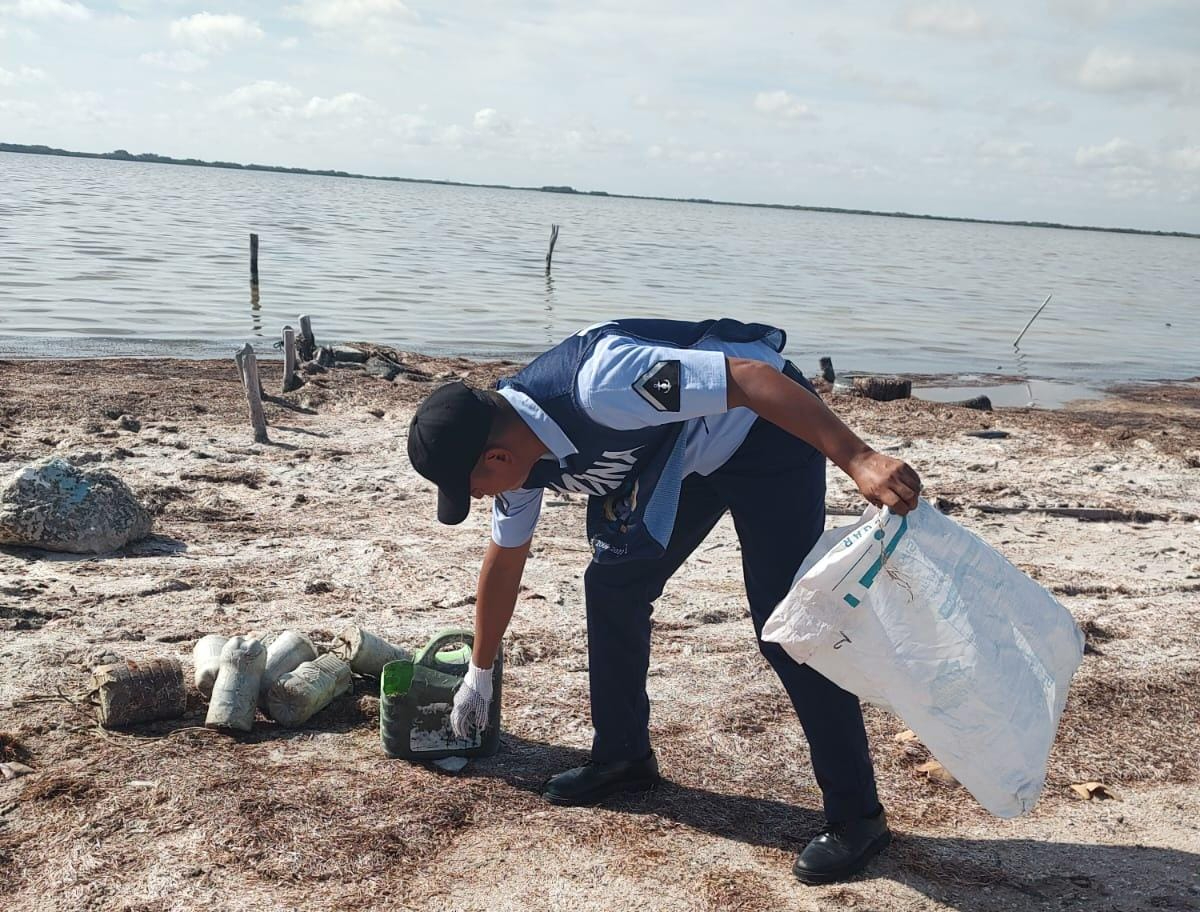 Desde temprana hora del día, en la zona costera de la comisaría mencionada acudieron decenas de voluntarios Desde temprana hora del día, en la zona costera de la comisaría mencionada acudieron decenas de voluntarios