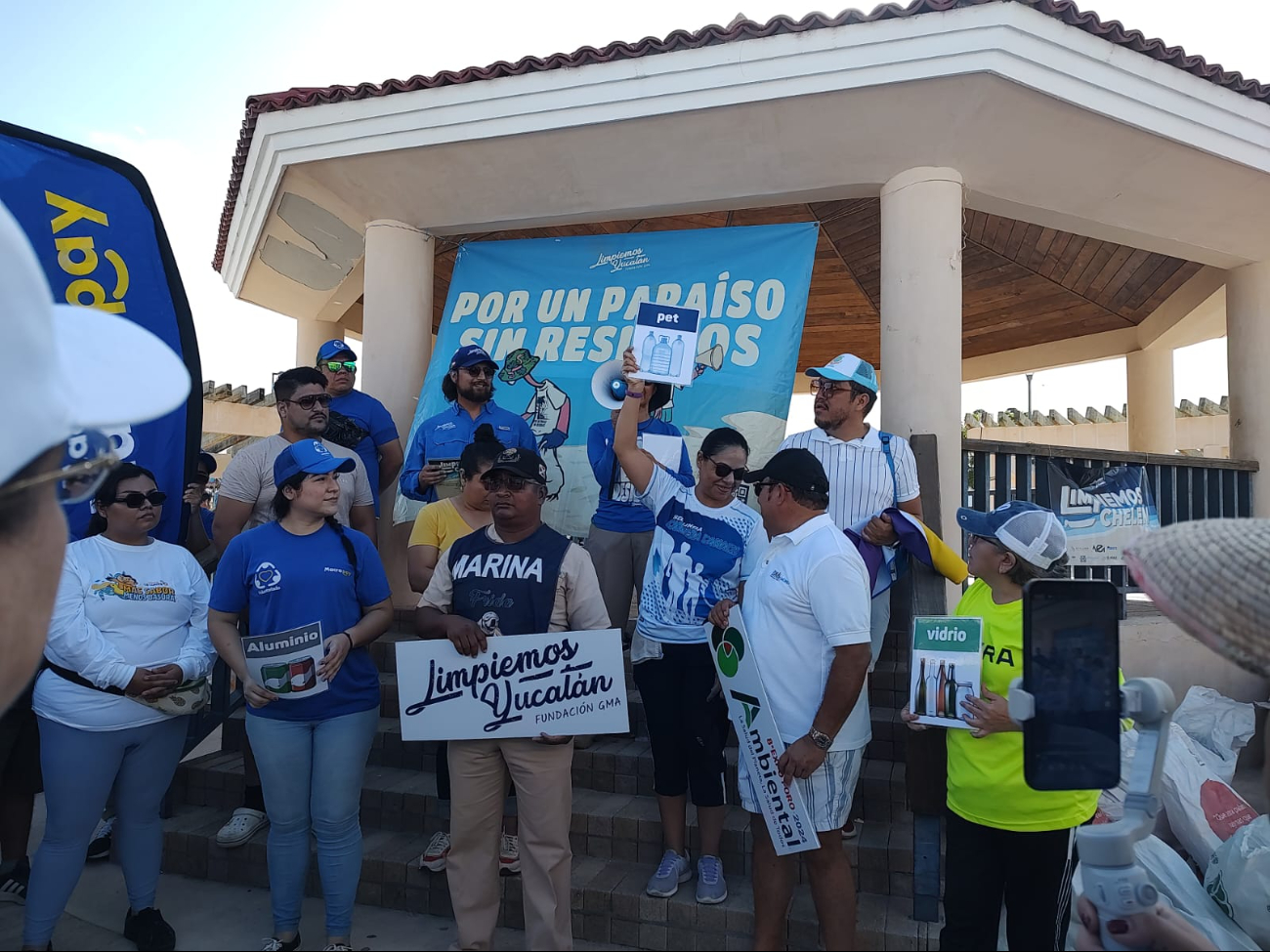 A la limpieza se sumaron vecinos y extranjeros A la limpieza se sumaron vecinos y extranjeros