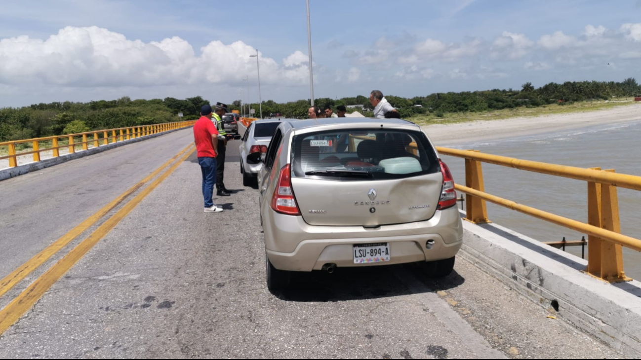 Se registra una carambola de tres unidades sobre el puente Zacatal Se registra una carambola de tres unidades sobre el puente Zacatal