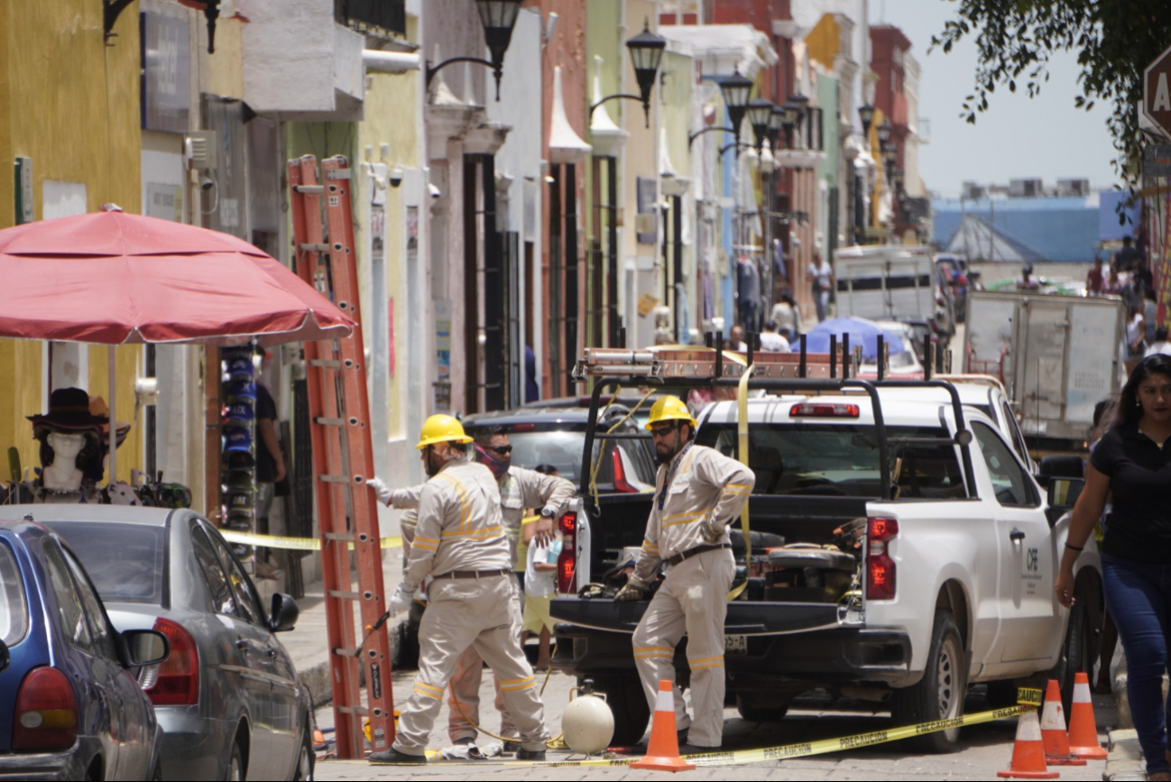 Un cable subterráneo colapsó por sobrecarga, afectando el suministro eléctrico en la Calle 53 con Calle 16 del Centro Histórico y parte del Circuito Baluartes. Un cable subterráneo colapsó por sobrecarga, afectando el suministro eléctrico en la Calle 53 con Calle 16 del Centro Histórico y parte del Circuito Baluartes.