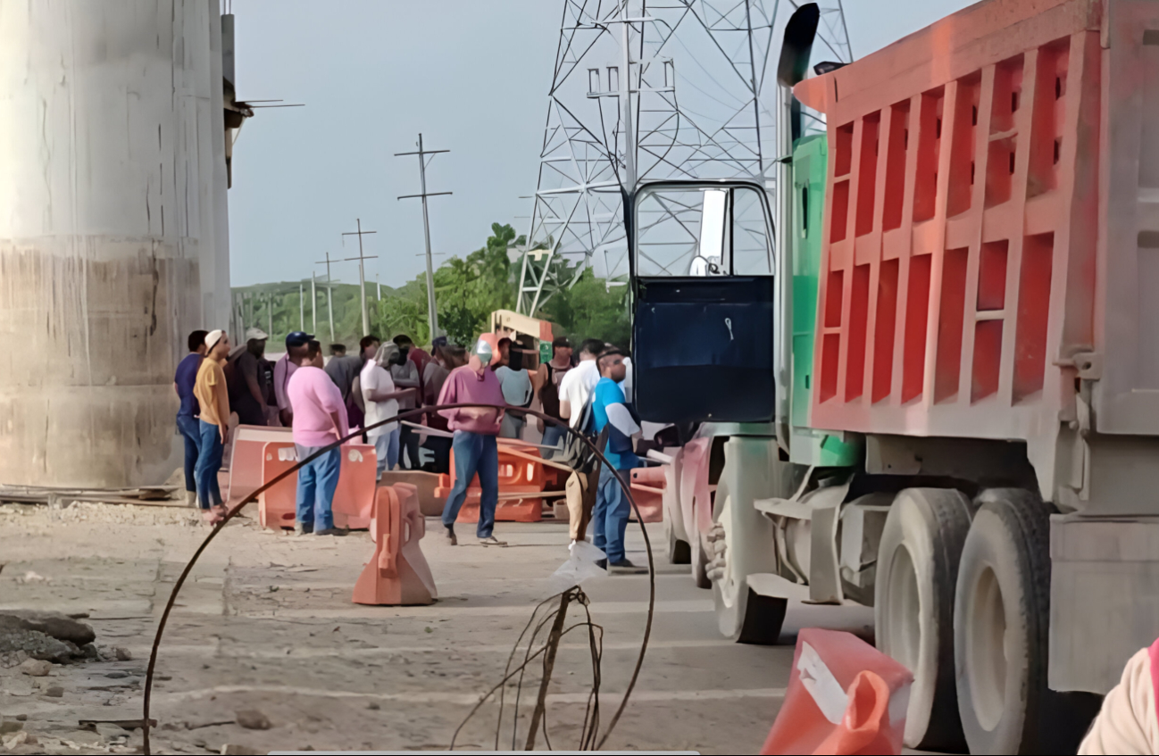 Aseguran que los responsables de la obra les retuvieron su pago Aseguran que los responsables de la obra les retuvieron su pago