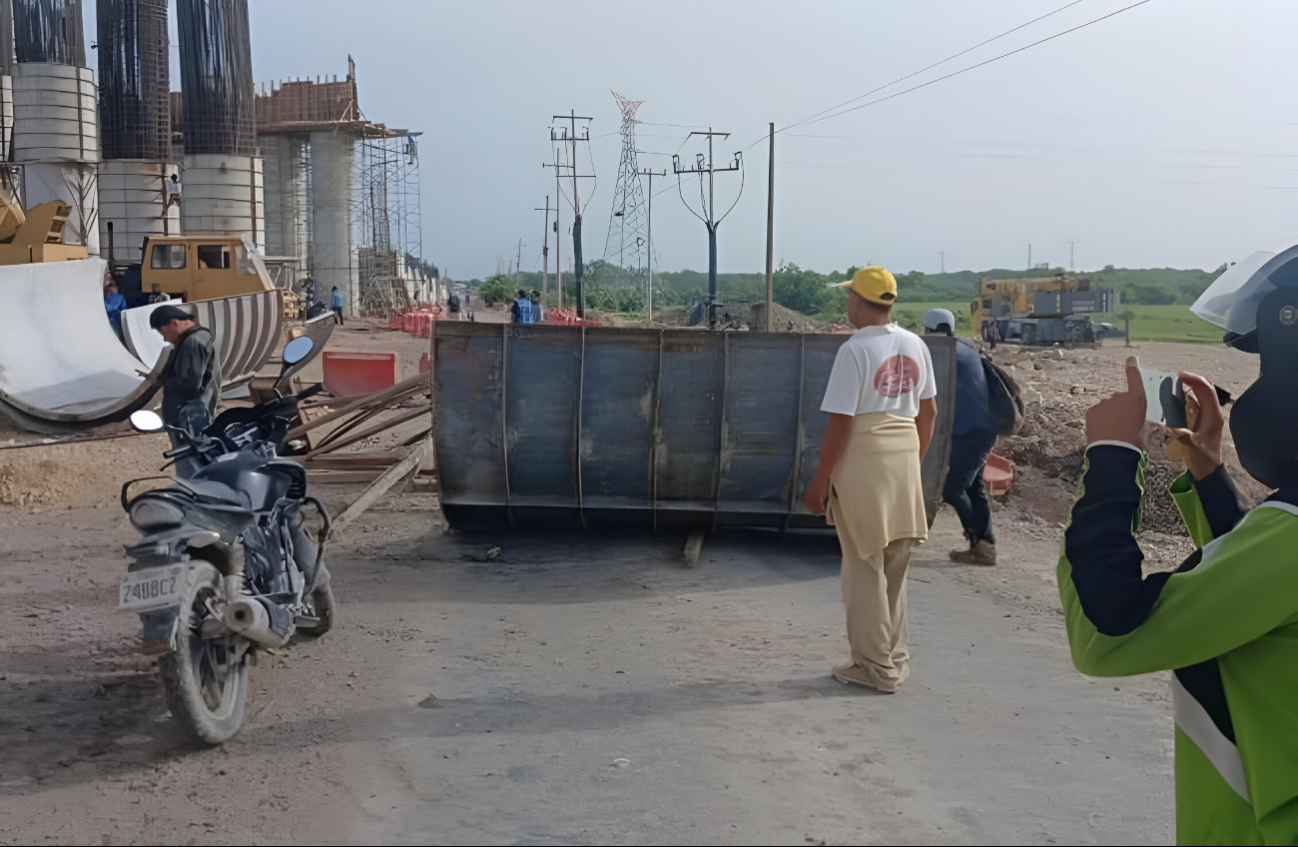 Trabajadores del Tren Maya bloquean carretera Chetumal-Xul-Há Trabajadores del Tren Maya bloquean carretera Chetumal-Xul-Há