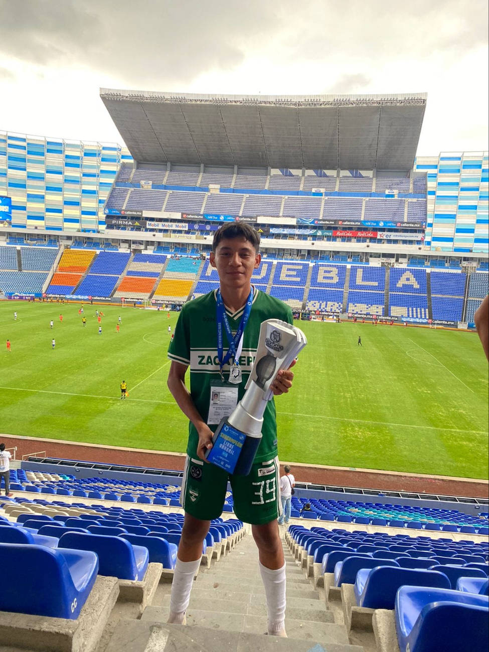 El apoyo de la familia ha sido muy importante para que el muchacho alcance sus metas El apoyo de la familia ha sido muy importante para que el muchacho alcance sus metas
