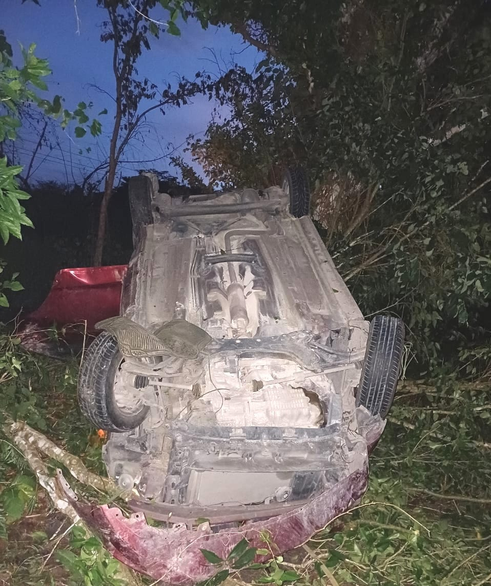 El coche terminó volcado la entre la maleza, de la carretera federal Villahermosa- Escárcega El coche terminó volcado la entre la maleza, de la carretera federal Villahermosa- Escárcega