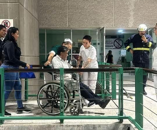 El IMSS activó un protocolo de seguridad y avisó a los bomberos y Protección Civil, quienes liberaron a los pacientes sin lesiones. El IMSS activó un protocolo de seguridad y avisó a los bomberos y Protección Civil, quienes liberaron a los pacientes sin lesiones.