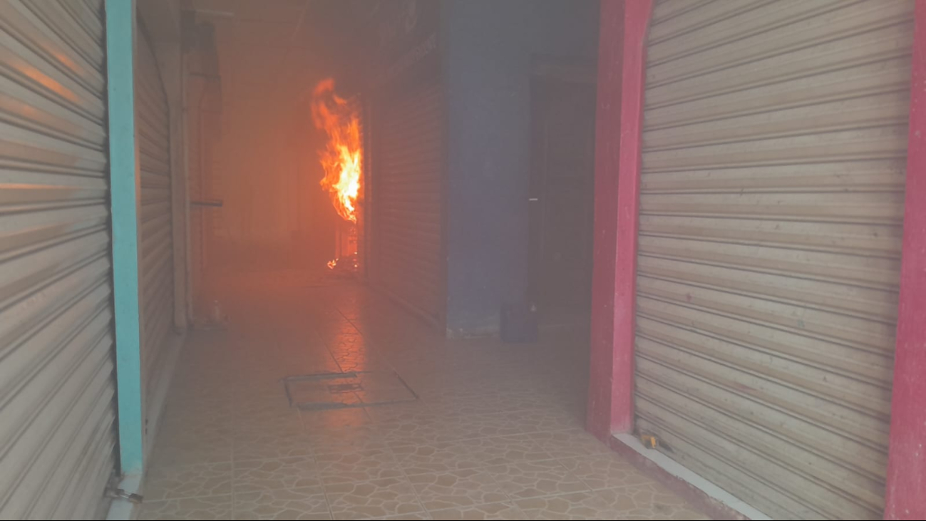 El incendio, aparentemente provocado por un corto circuito, fue sofocado por ciudadanos con cubetas de agua. El incendio, aparentemente provocado por un corto circuito, fue sofocado por ciudadanos con cubetas de agua.