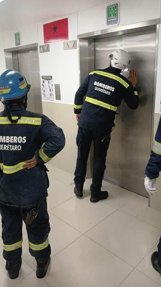 El servicio de energía se restableció y el elevador volvió a operar con normalidad. El servicio de energía se restableció y el elevador volvió a operar con normalidad.