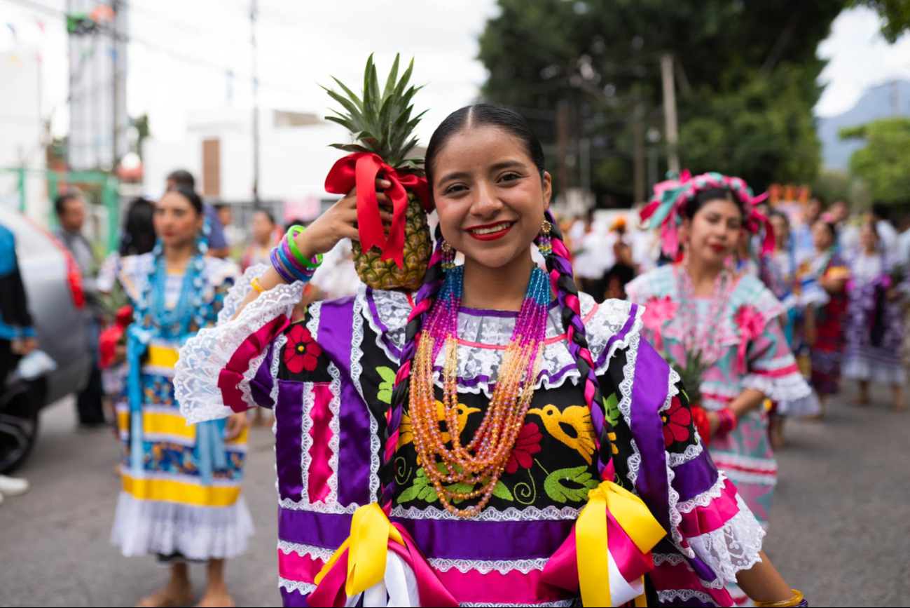 Flor de Piña es una de las danzas más aplaudidas durante la Guelaguetza en Oaxaca Flor de Piña es una de las danzas más aplaudidas durante la Guelaguetza en Oaxaca