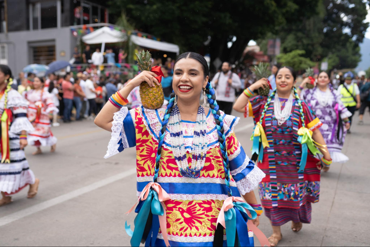 El cuerpo de baile integrado por mujeres maravillan con su coordinación El cuerpo de baile integrado por mujeres maravillan con su coordinación