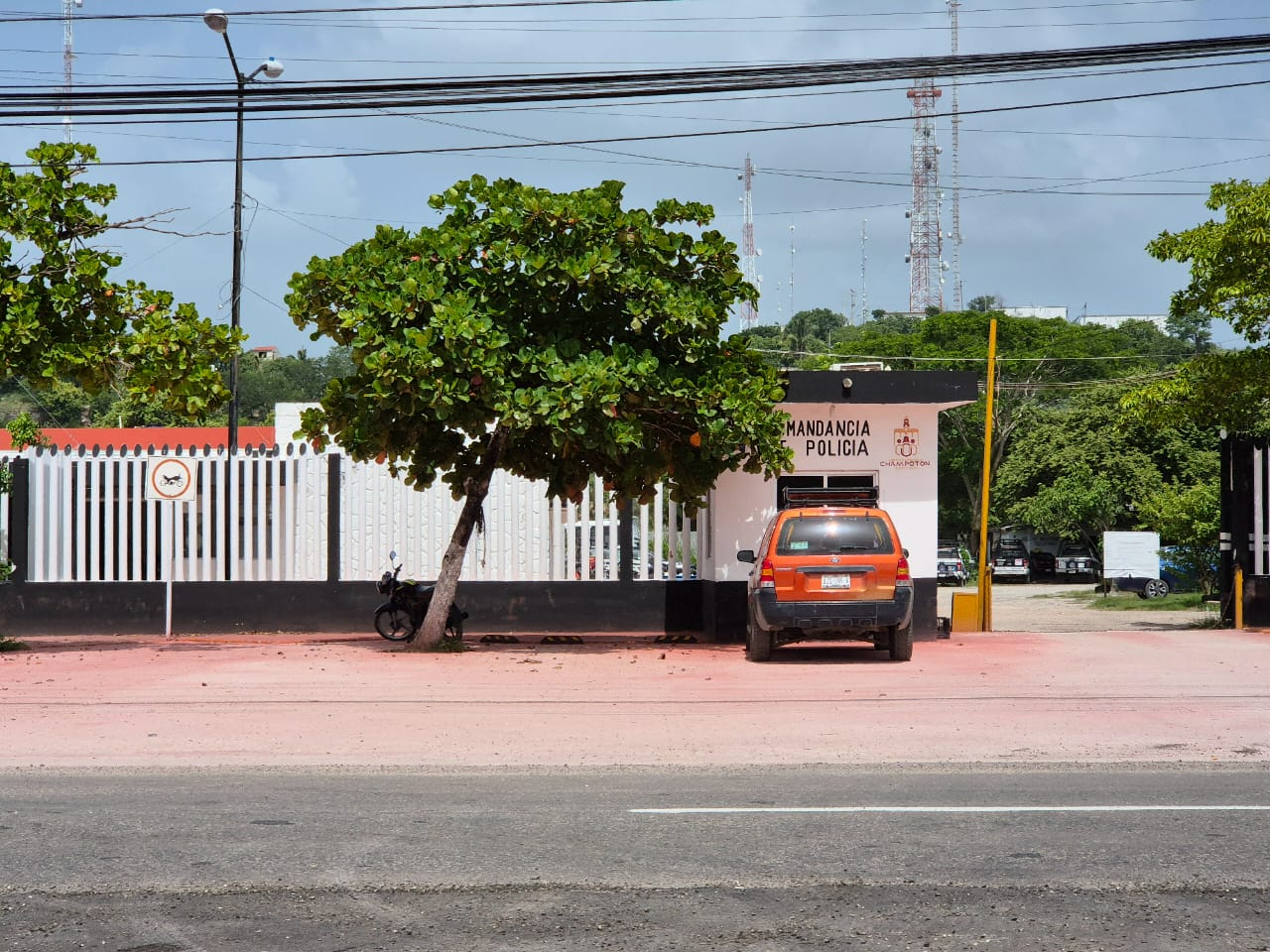 La policía ha guardado silencio, pero se sabe que R.D.M. no se presentó a trabajar y fue dado de baja, perdiendo sus 30 años de servicio. La policía ha guardado silencio, pero se sabe que R.D.M. no se presentó a trabajar y fue dado de baja, perdiendo sus 30 años de servicio.