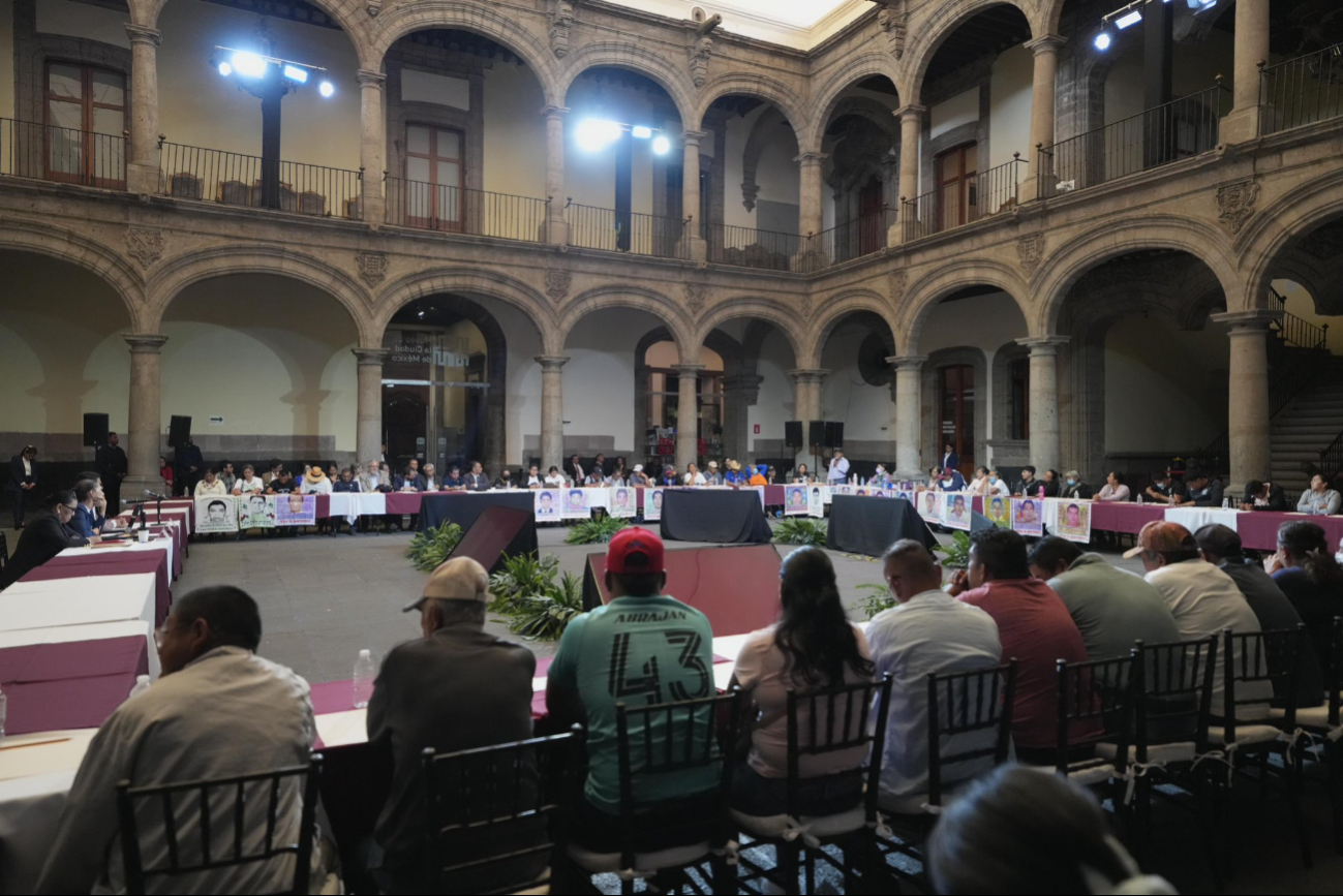 Padres y madres de los normalistas en el Museo de la Ciudad de México Padres y madres de los normalistas en el Museo de la Ciudad de México