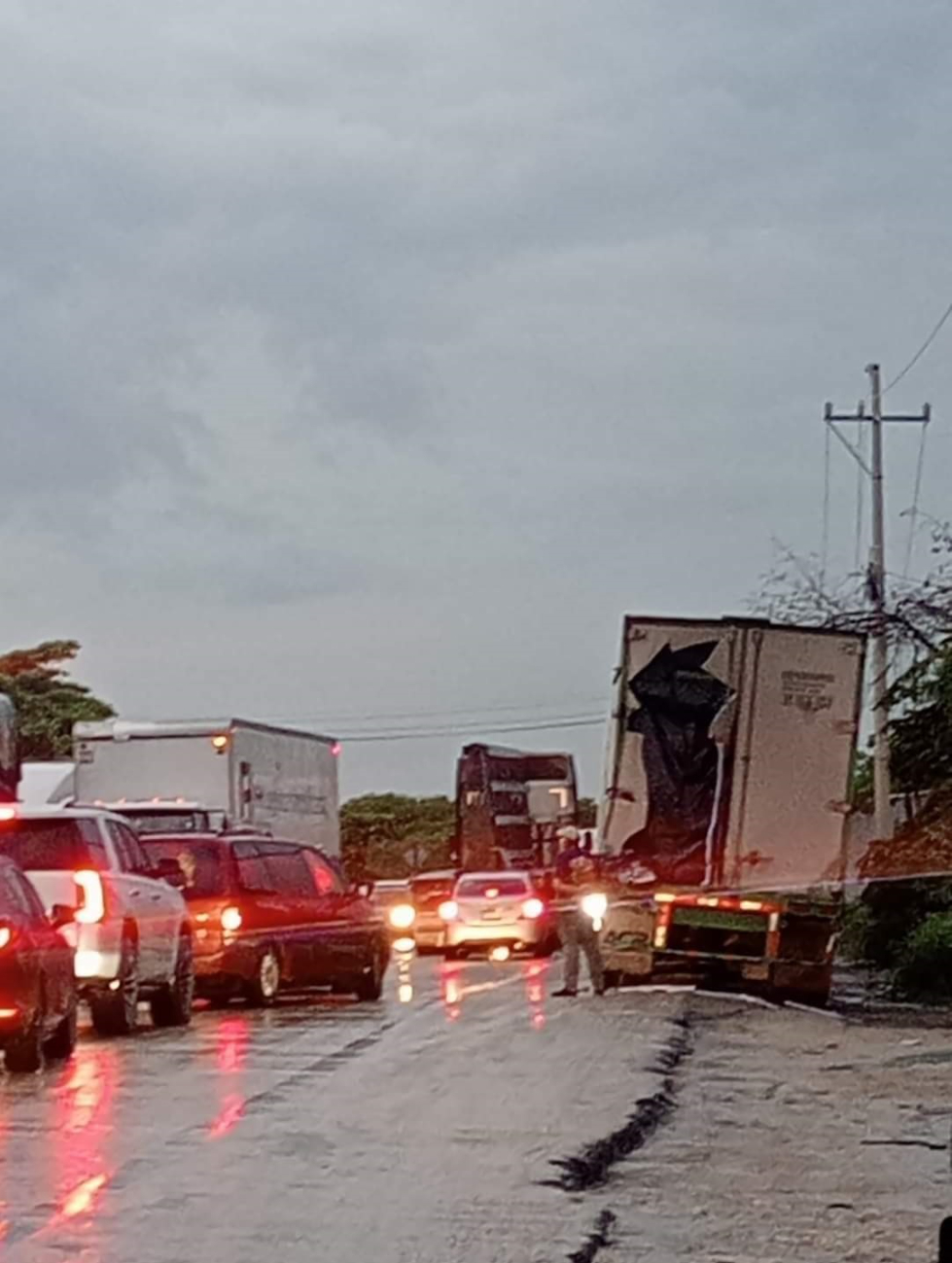 Carretera federal 180, tramo Champotón-Frontera y Carmen-Frontera, en condiciones deplorables. Carretera federal 180, tramo Champotón-Frontera y Carmen-Frontera, en condiciones deplorables.