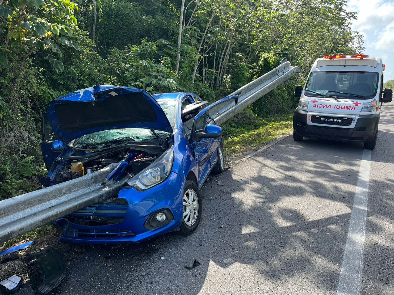 Conductor sobrevive tras chocar contra una  valla de contención en la vía Mérida-Playa del Carmen