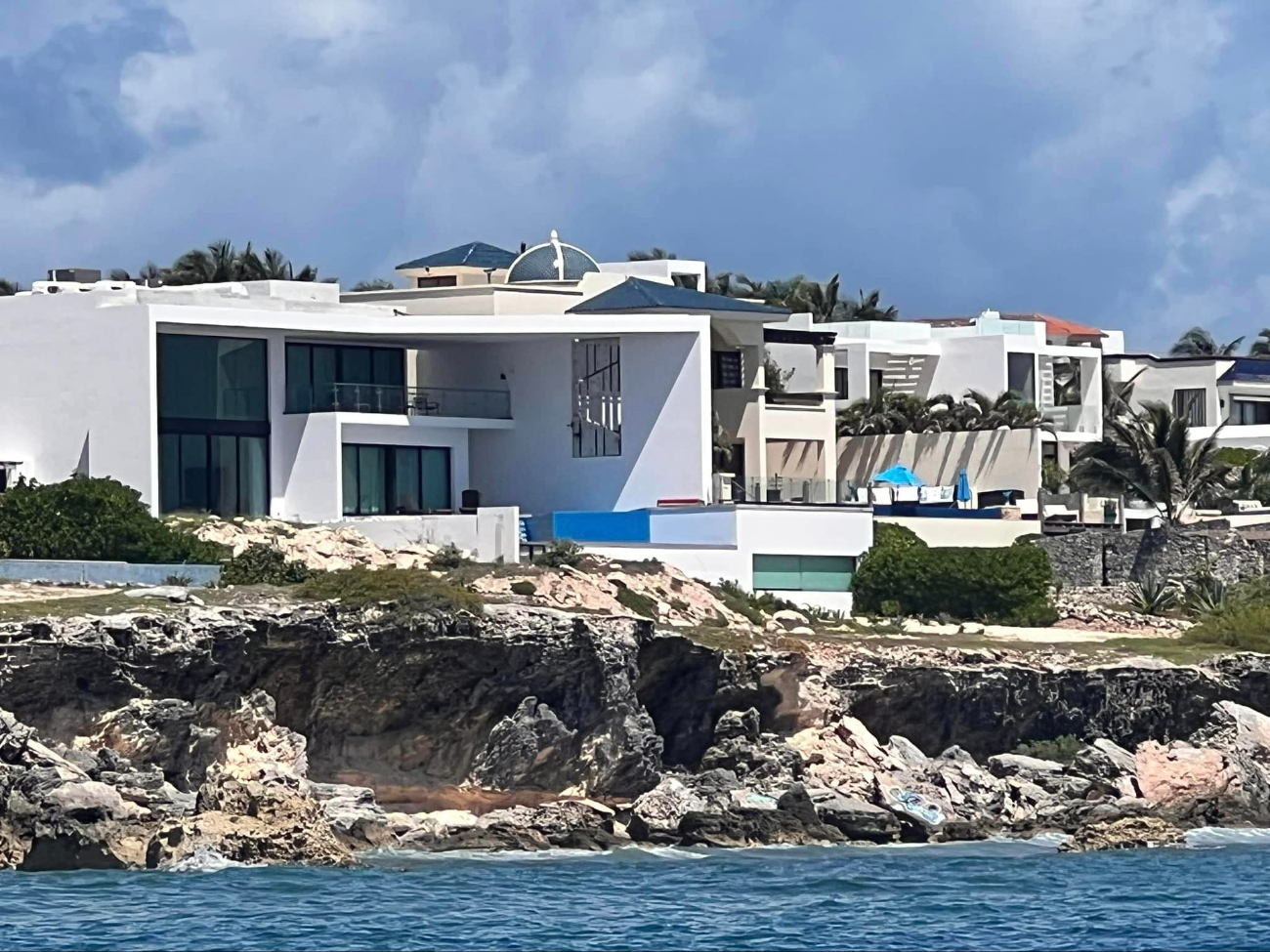 En Isla Mujeres, hay 50 casas en los acantilados en riesgo de colapsar por el Huracán Beryl