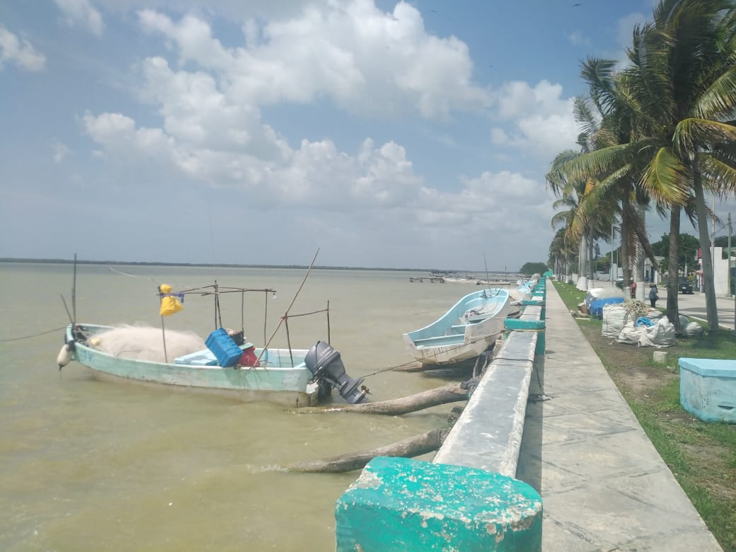En Sabancuy, pescadores varan lanchas para protegerlas de marejadas. En Sabancuy, pescadores varan lanchas para protegerlas de marejadas.