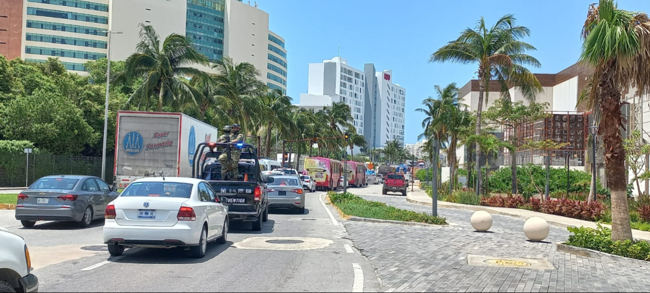 Turistas disfrutan de la Zona Hotelera de Cancún previo a la llegada del Huracán Beryl 