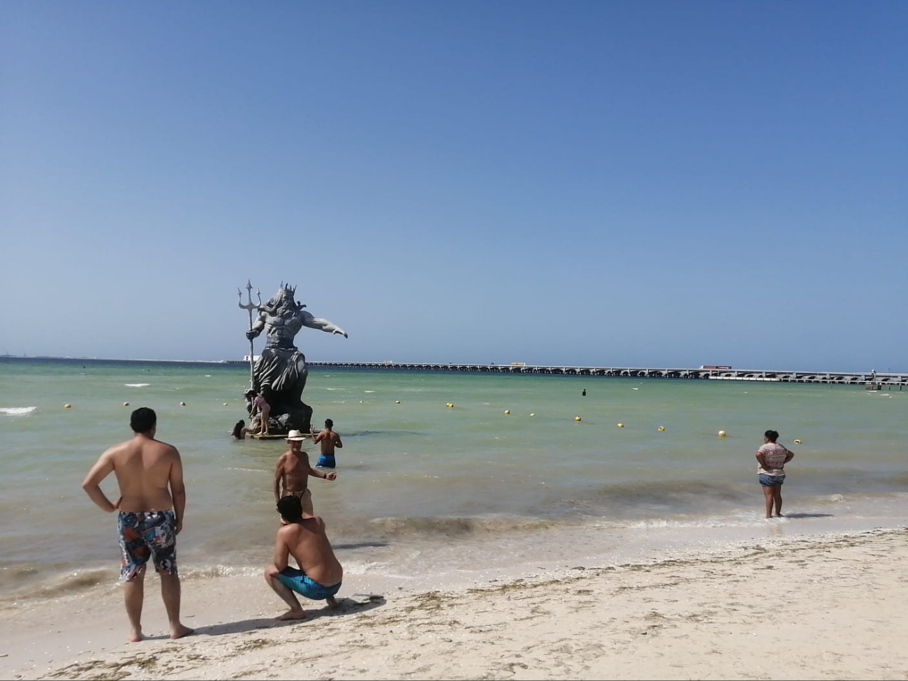 Policías ‘blindan’ a la estatua de Poseidón en Progreso ante las amenazas de ser derribada
