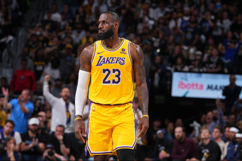 LeBron James renueva su contrato con los Lakers hasta el 2026