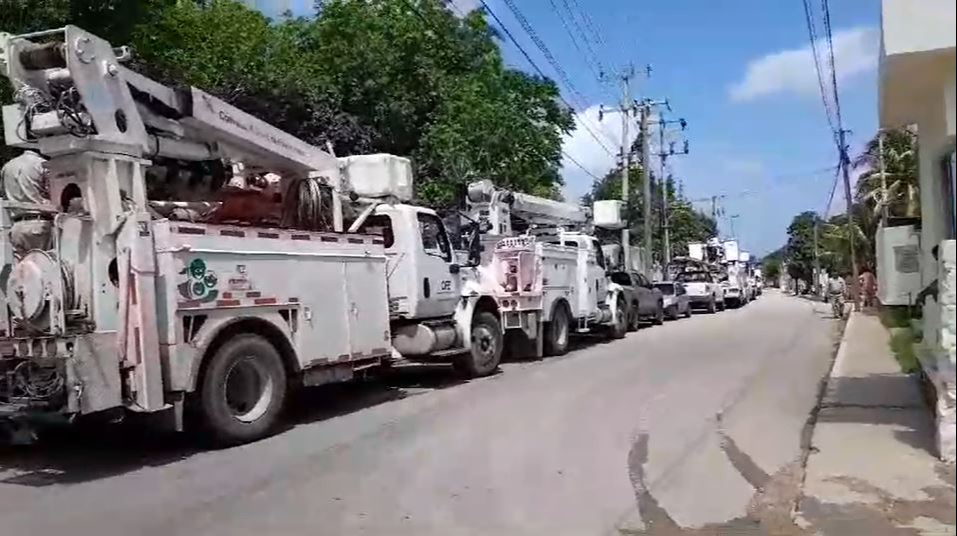 CFE despliega flotillas de más de 50 vehículos en Calkiní ante llegada del Huracán Beryl: VIDEO 