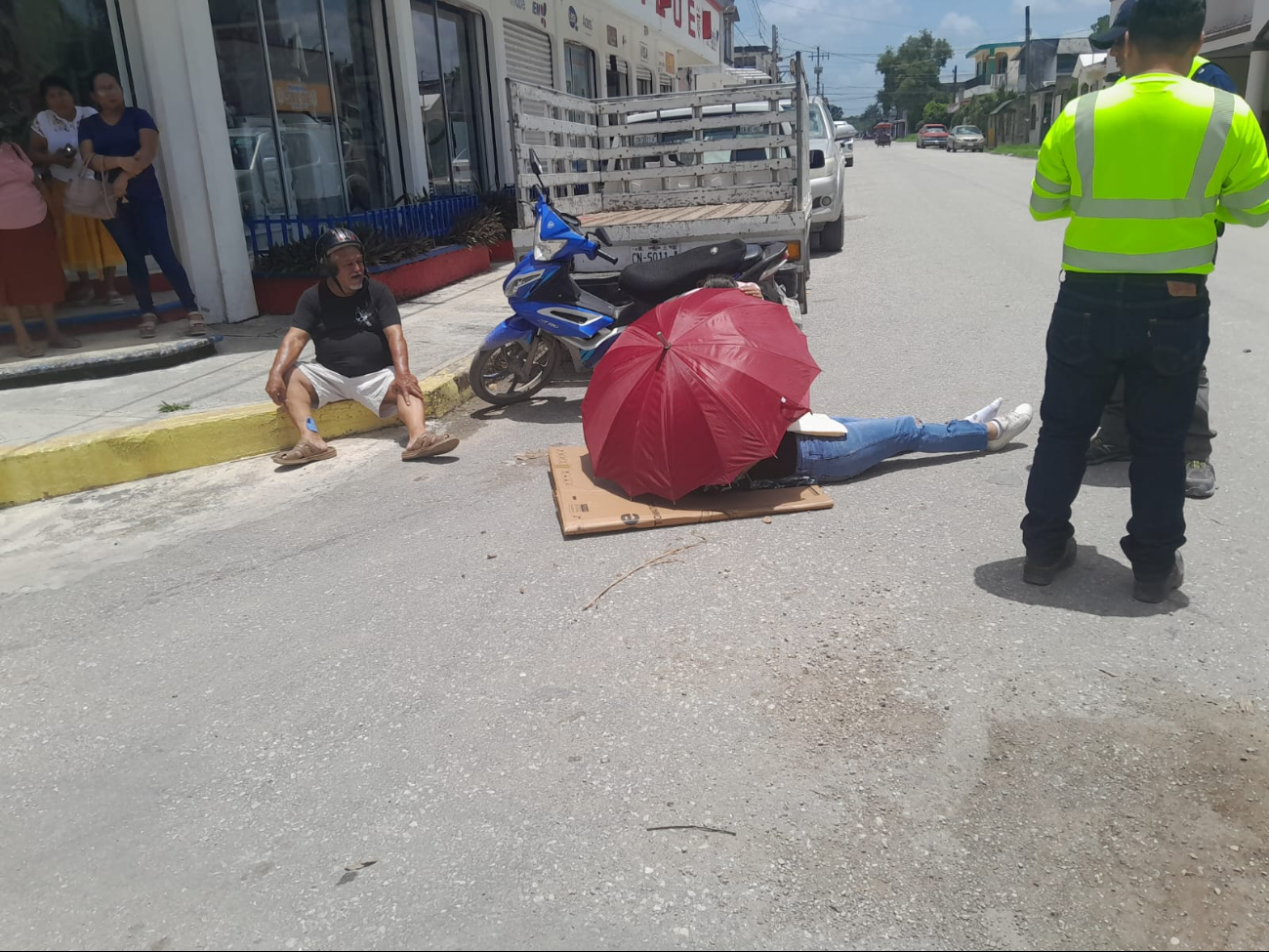 En Escárcega, padre e hija resultan lesionados en colisión contra camioneta   