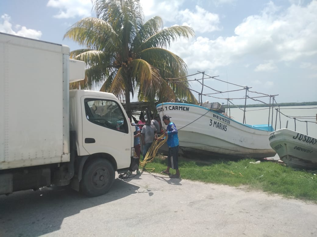 Pescadores elevan lanchas a la orilla para evitar daños por lluvia y olas. Pescadores elevan lanchas a la orilla para evitar daños por lluvia y olas.