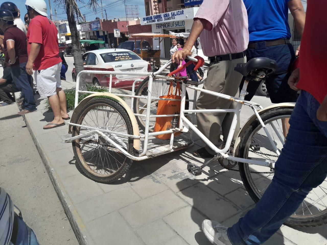 Triciclo se cruza inesperadamente, provocando que el mototaxi pierda el control y choque. Triciclo se cruza inesperadamente, provocando que el mototaxi pierda el control y choque.