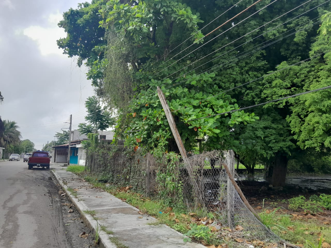 Vecinos solicitan intervención rápida para prevenir daños mayores. Vecinos solicitan intervención rápida para prevenir daños mayores.
