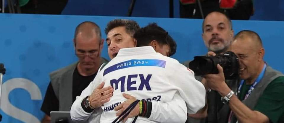 Atencio Ramírez, jefe de entrenadores de Judo del Equipo Campechano, llegó al estado hace casi 20 años y ha sido clave en el desarrollo del judo local. Atencio Ramírez, jefe de entrenadores de Judo del Equipo Campechano, llegó al estado hace casi 20 años y ha sido clave en el desarrollo del judo local.
