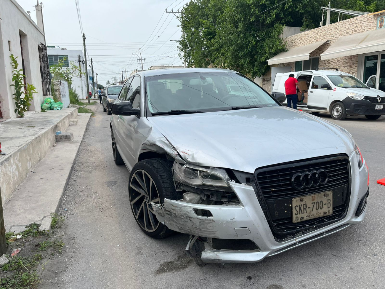 Daños en el vehículo Audi tras el choque Daños en el vehículo Audi tras el choque