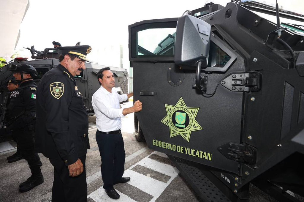 Luis Felipe Saidén y Mauricio Vila inspeccionan una Black Mamba Luis Felipe Saidén y Mauricio Vila inspeccionan una Black Mamba
