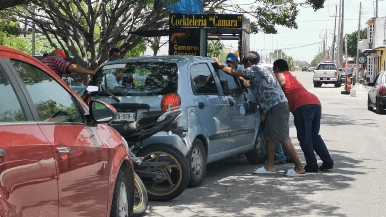 Una conductora en presunto estado de ebriedad causó daños a un vehículo estacionado en la colonia Solidaridad Urbana.