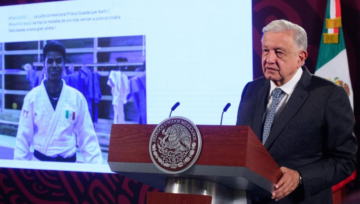 López Obrador aplaude a Prisca Awiti Alcaraz por medalla de plata en París 2024